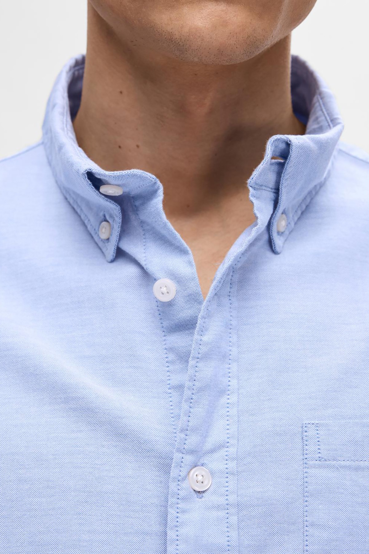 Camisa oxford azul con bolsillo