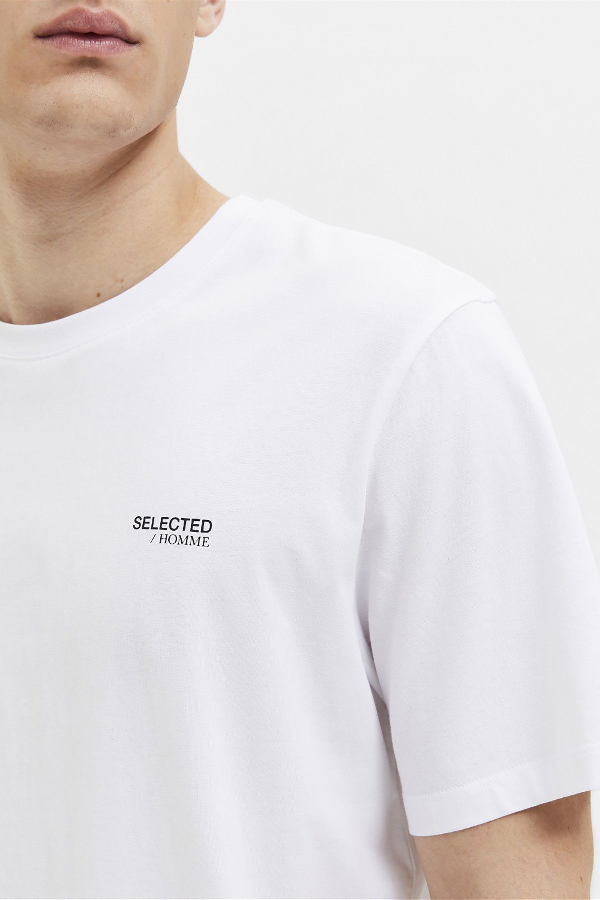 camiseta selected con logo blanca