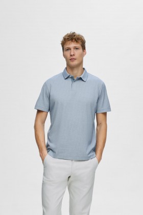 polo con tejido de camiseta azul claro