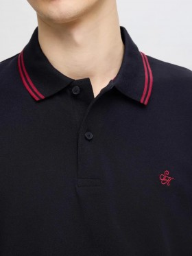 polo negro con detalle rojo