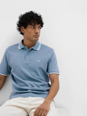 polo azul cielo con detalle en blanco